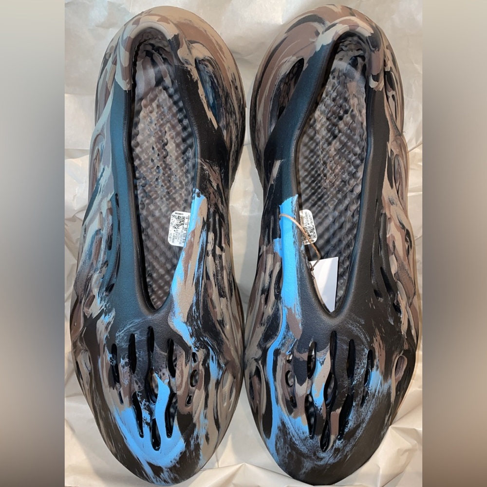 Yeezy foam rnr cinder